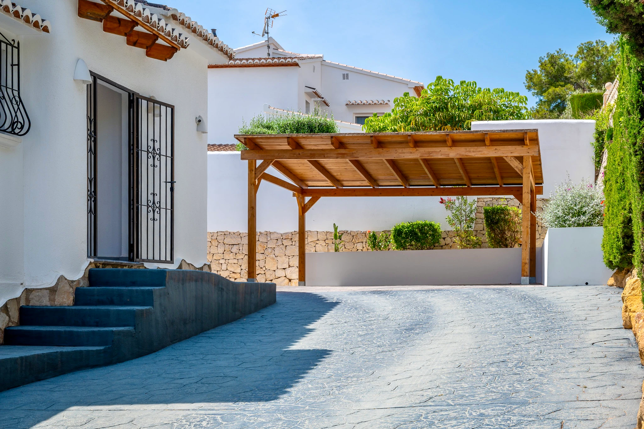 Exclusiva, moderna y completamente renovada villa con vistas panorámicas al mar en venta en Moraira – ubicación privilegiada cercana al centro y la playa.