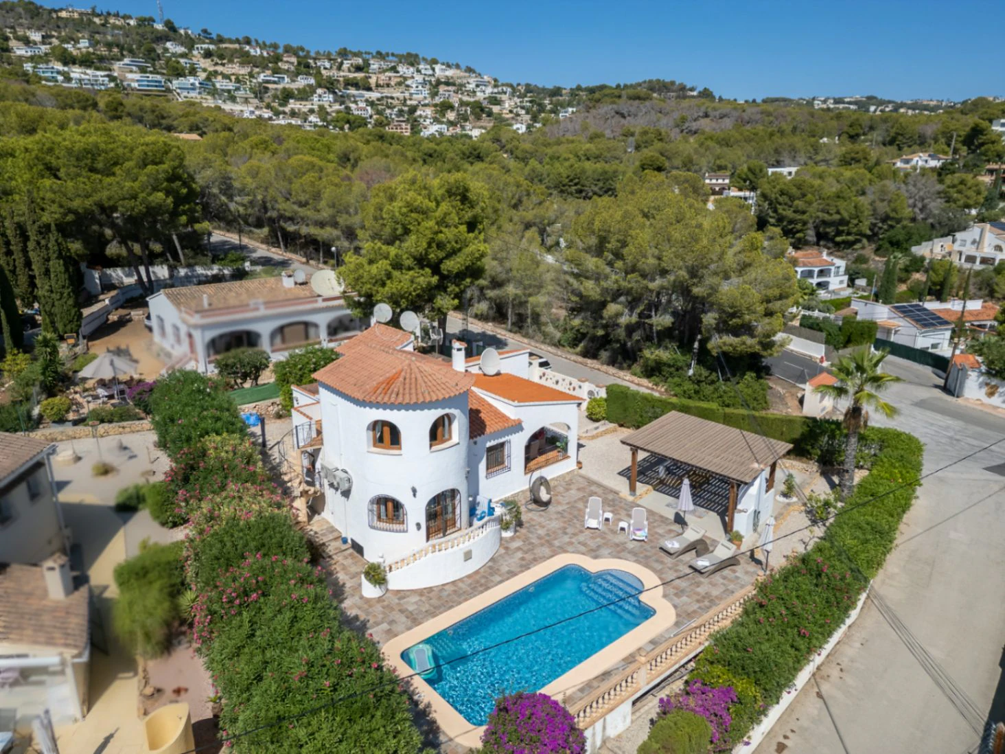 Magnifique villa avec piscine privée sur un terrain plat, avec vue sur la mer et un espace extérieur parfait pour profiter du mode de vie espagnol.