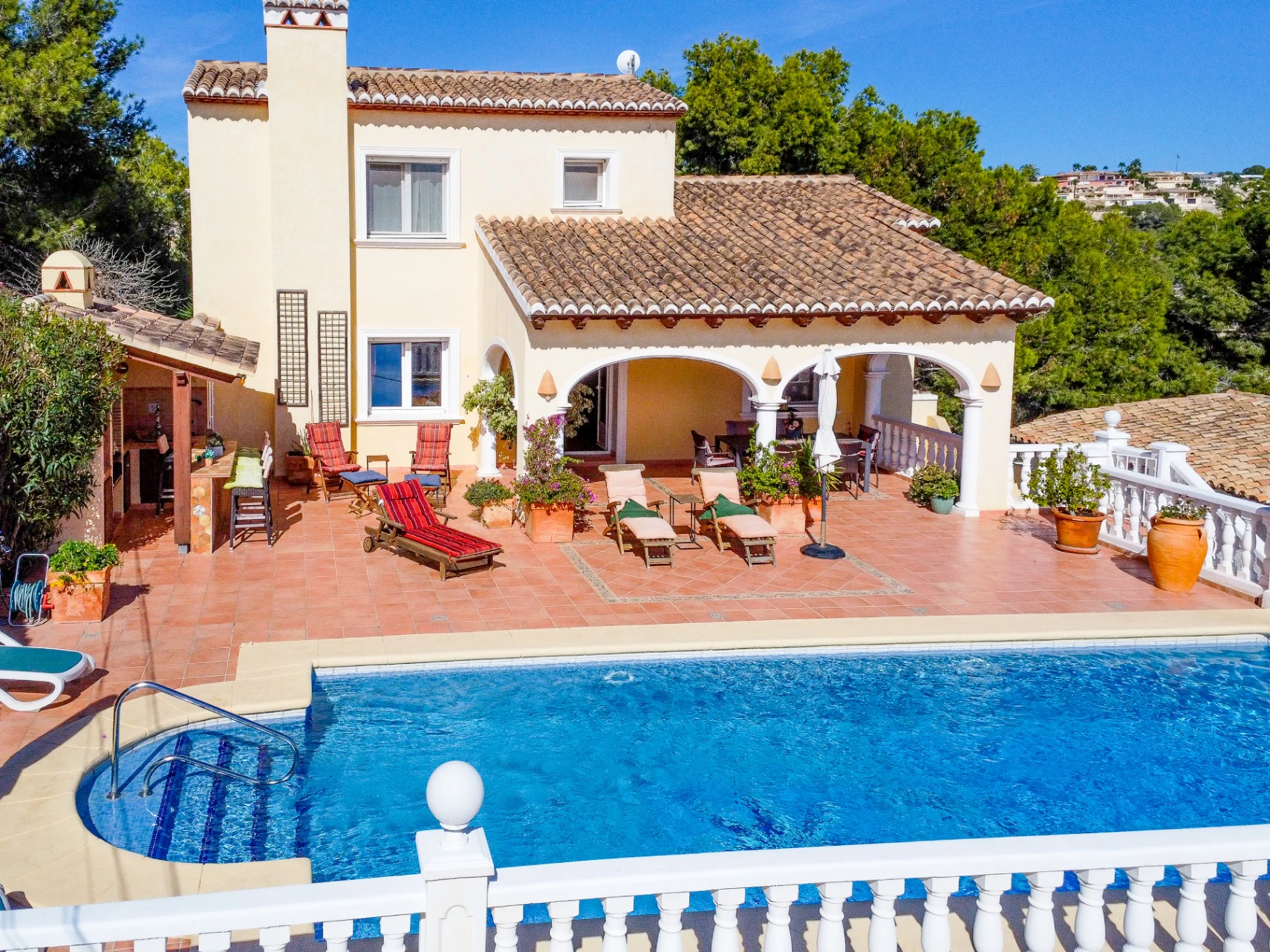 Villa en Benissa con Vistas al Mar y Apartamento de Huéspedes Independiente