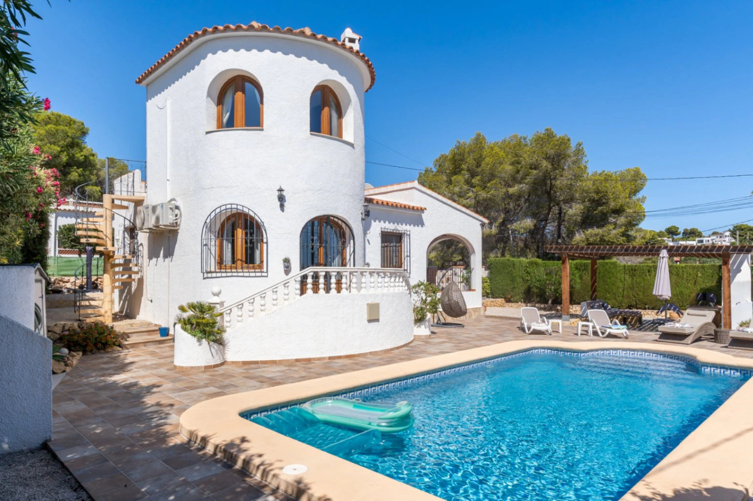 Magnifique villa avec piscine privée sur un terrain plat, avec vue sur la mer et un espace extérieur parfait pour profiter du mode de vie espagnol.