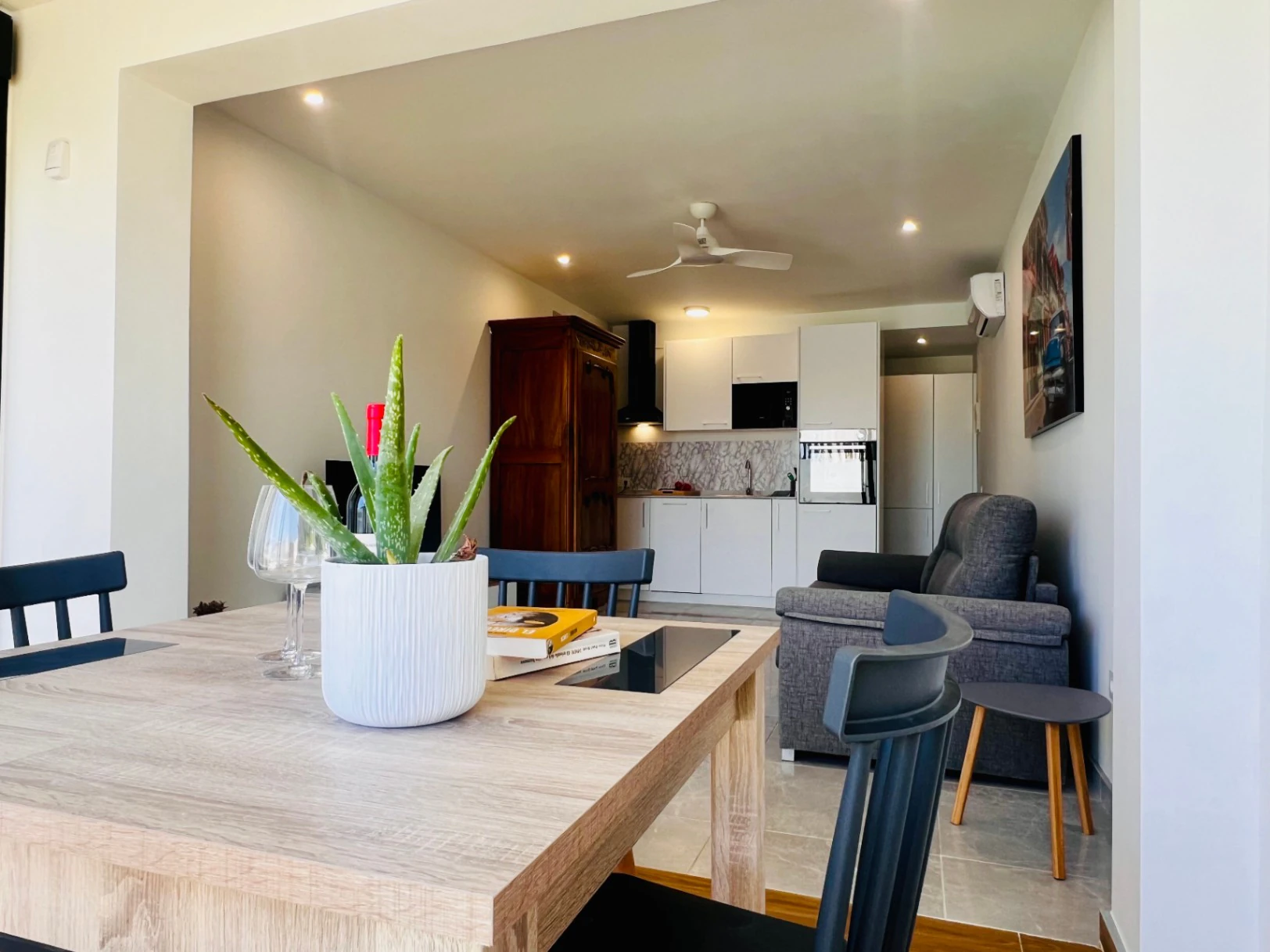 LUXE VILLA MET ZEEUITZICHT EN 2 APARTE APPARTEMENTEN - IDEAL ALS HUURINVESTERING IN MORAIRA