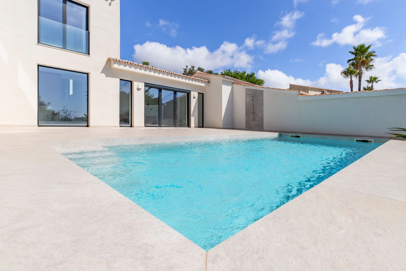 Mediterranean villa with high-end luxury finishes and sea views, just 5 minutes from Moraira.