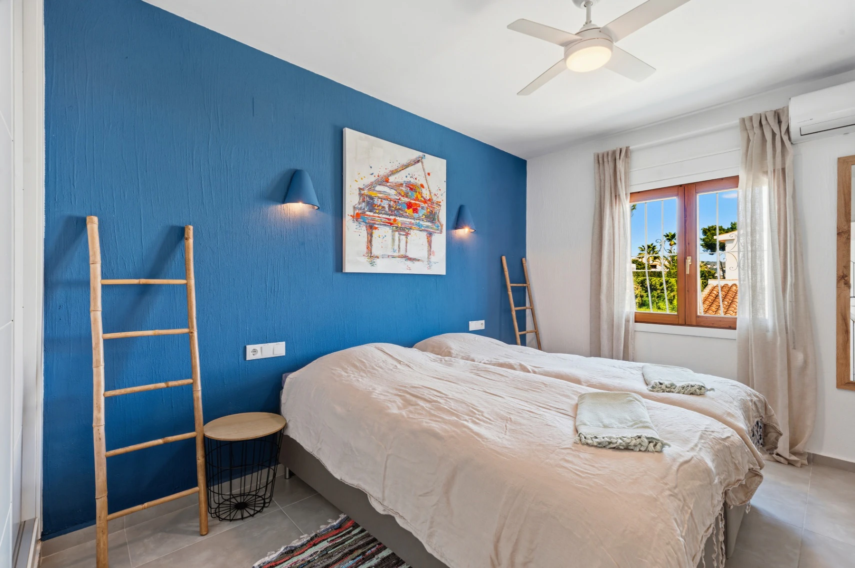 Exclusiva, moderna y completamente renovada villa con vistas panorámicas al mar en venta en Moraira – ubicación privilegiada cercana al centro y la playa.