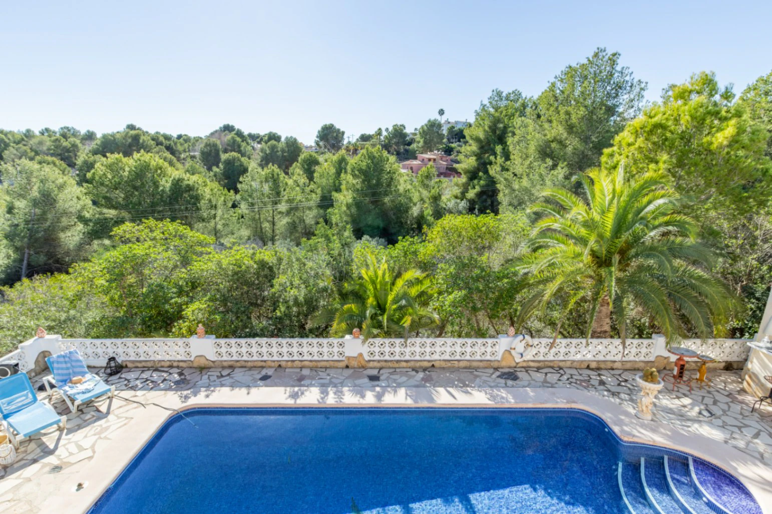 Oportunidad en Moraira: Villa Mediterránea con Apartamento de Invitados, Gran Piscina y Privacidad Total