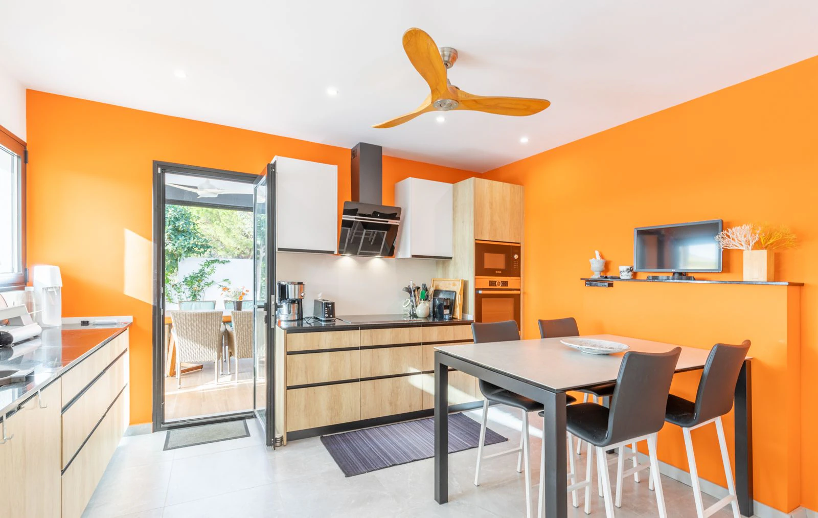 LUXE VILLA MET ZEEUITZICHT EN 2 APARTE APPARTEMENTEN - IDEAL ALS HUURINVESTERING IN MORAIRA