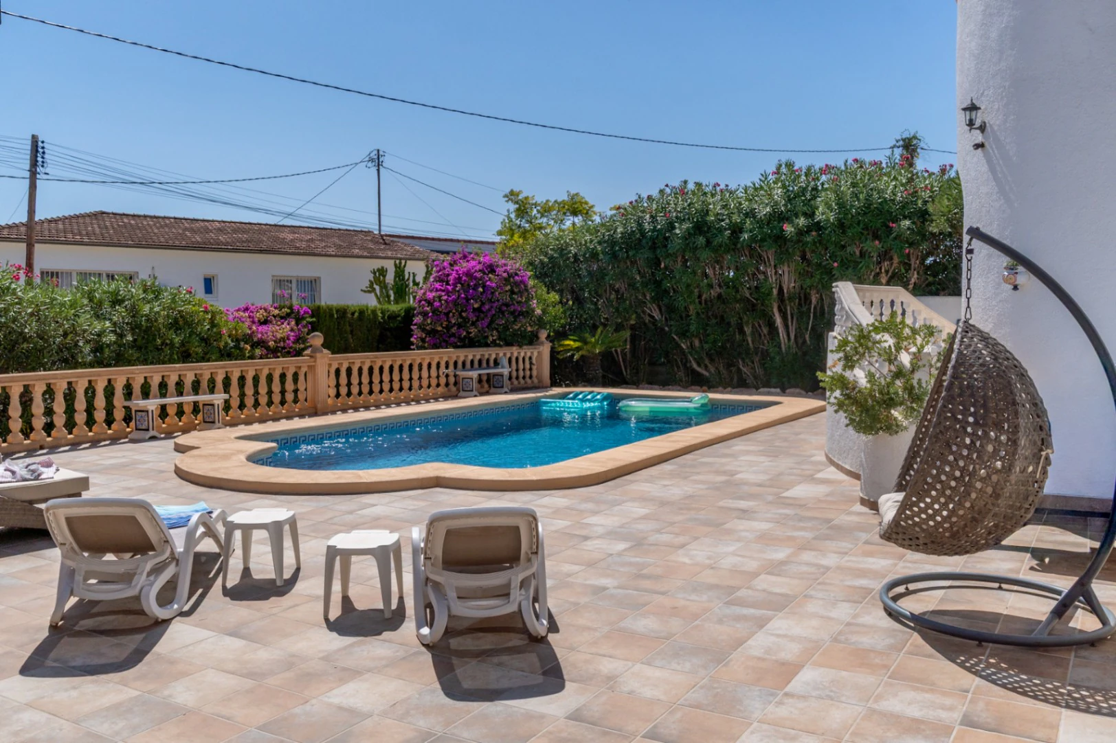 Magnifique villa avec piscine privée sur un terrain plat, avec vue sur la mer et un espace extérieur parfait pour profiter du mode de vie espagnol.