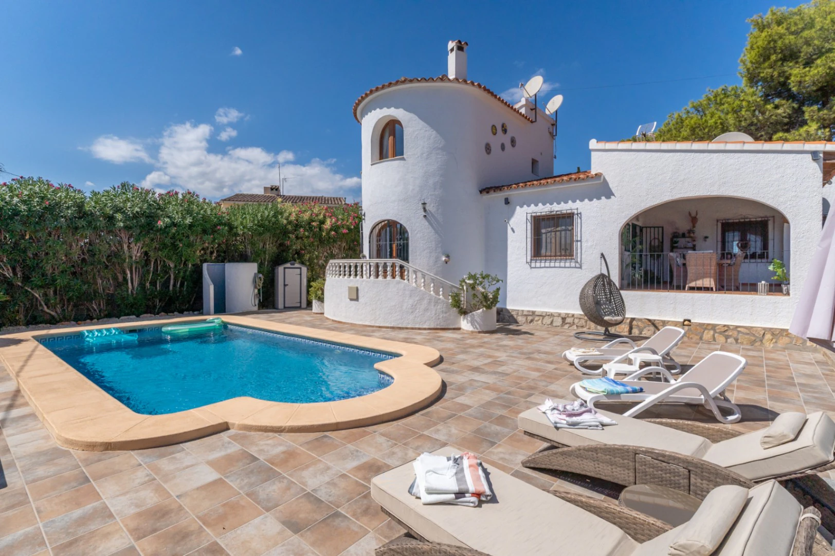 Encantadora villa con piscina privada en una parcela plana, con vistas al mar y un espacio exterior perfecto para disfrutar del estilo de vida espa&ntilde;ol.