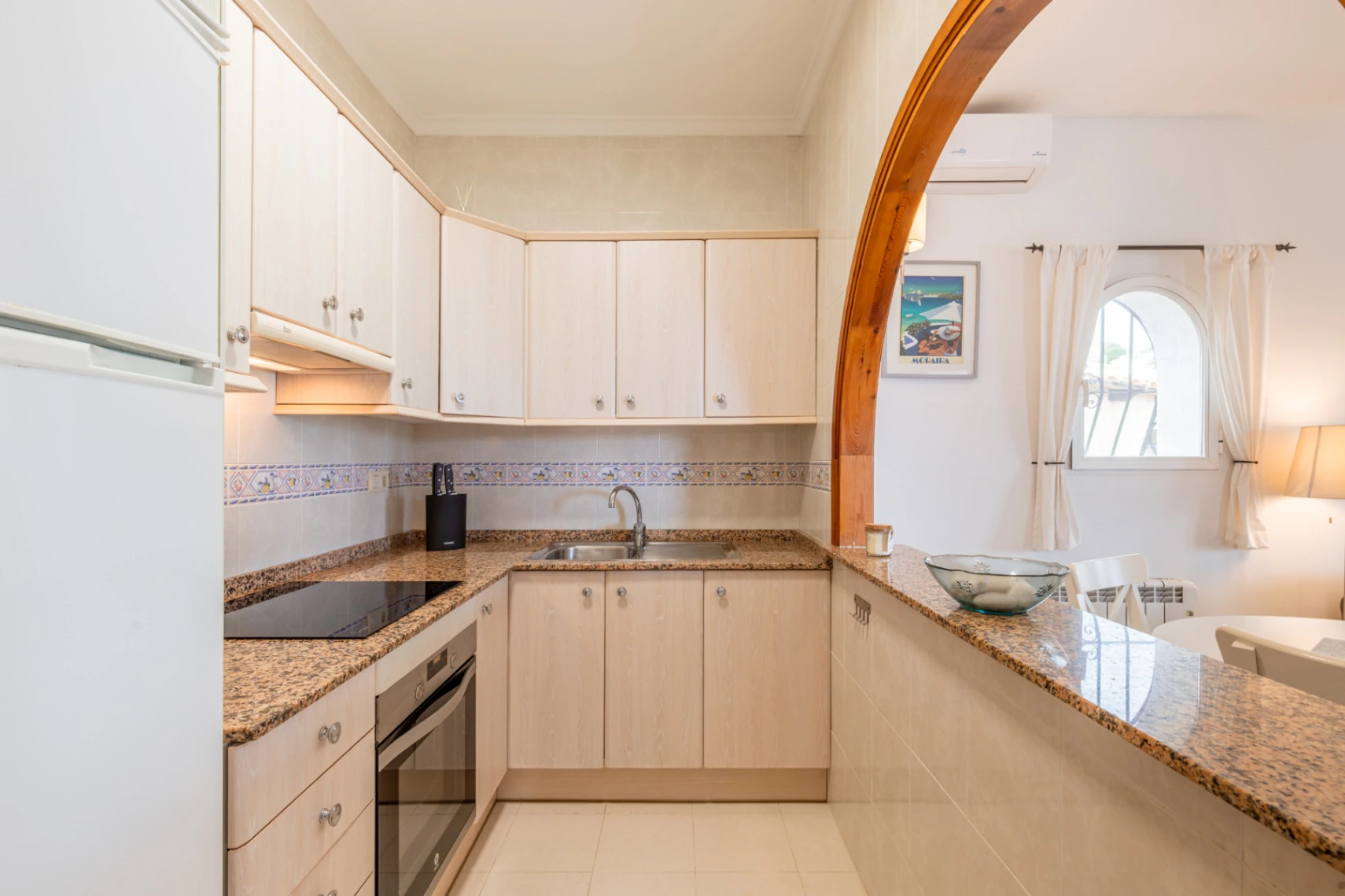 Villa en Cumbre del Sol con apartamento de invitados, piscina privada y terrazas soleadas