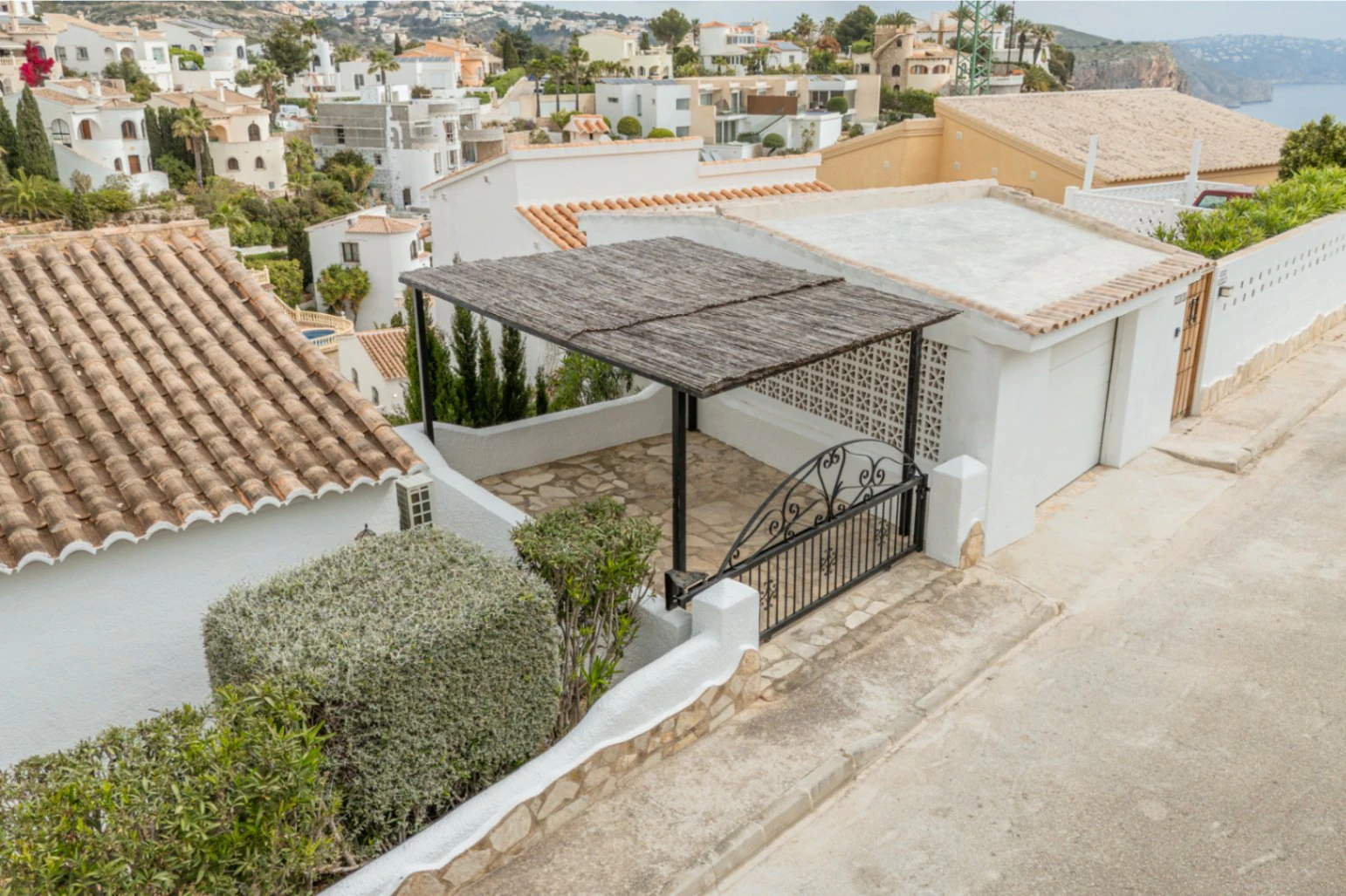 Villa en Cumbre del Sol con apartamento de invitados, piscina privada y terrazas soleadas