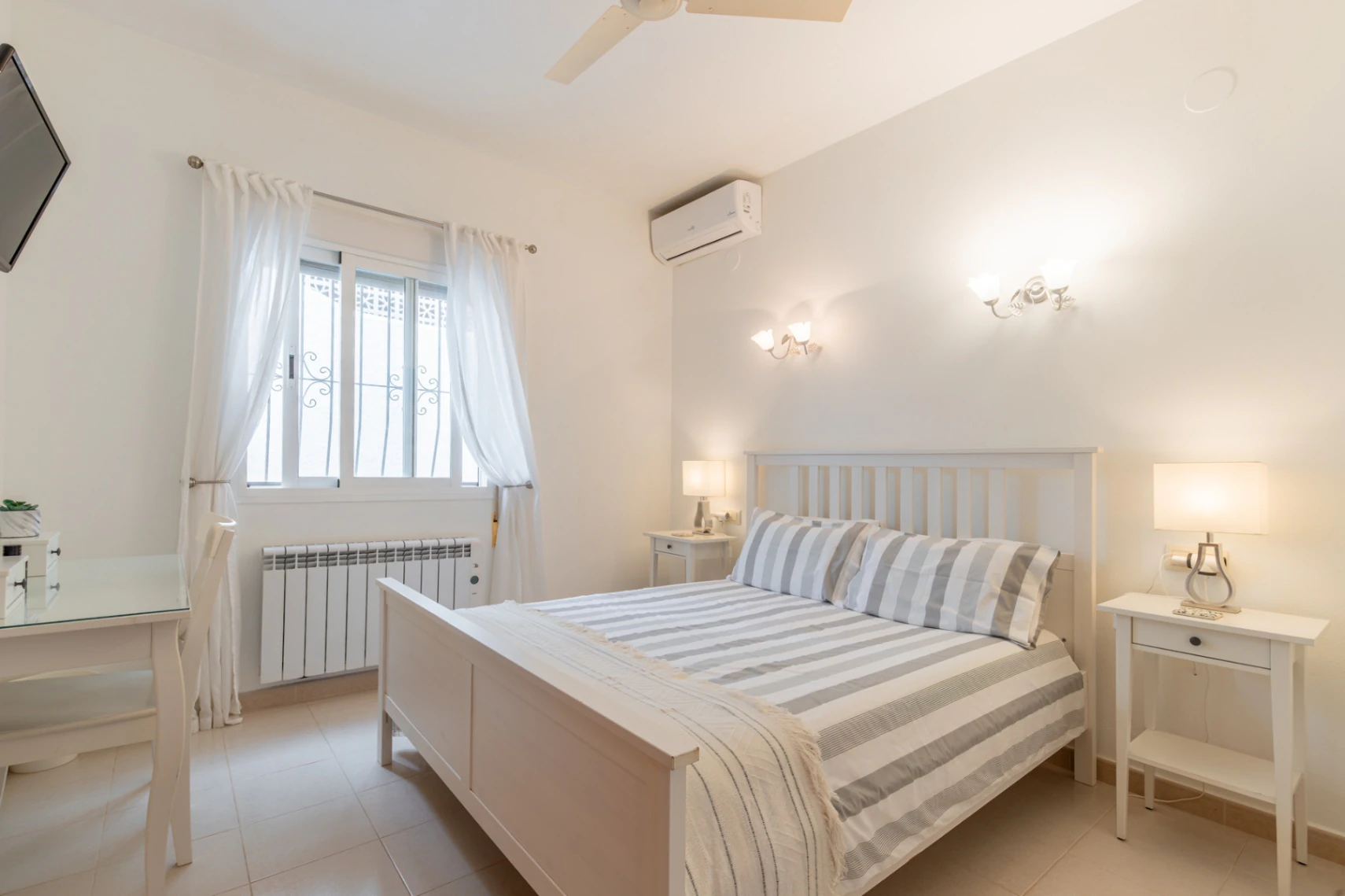 Villa en Cumbre del Sol con apartamento de invitados, piscina privada y terrazas soleadas