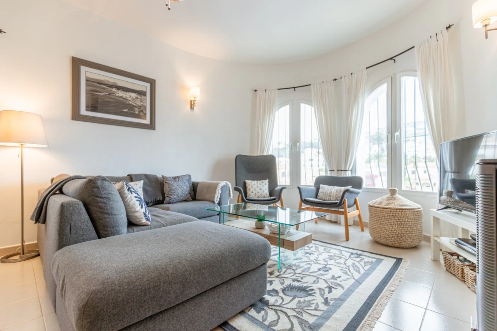 Villa en Cumbre del Sol con apartamento de invitados, piscina privada y terrazas soleadas