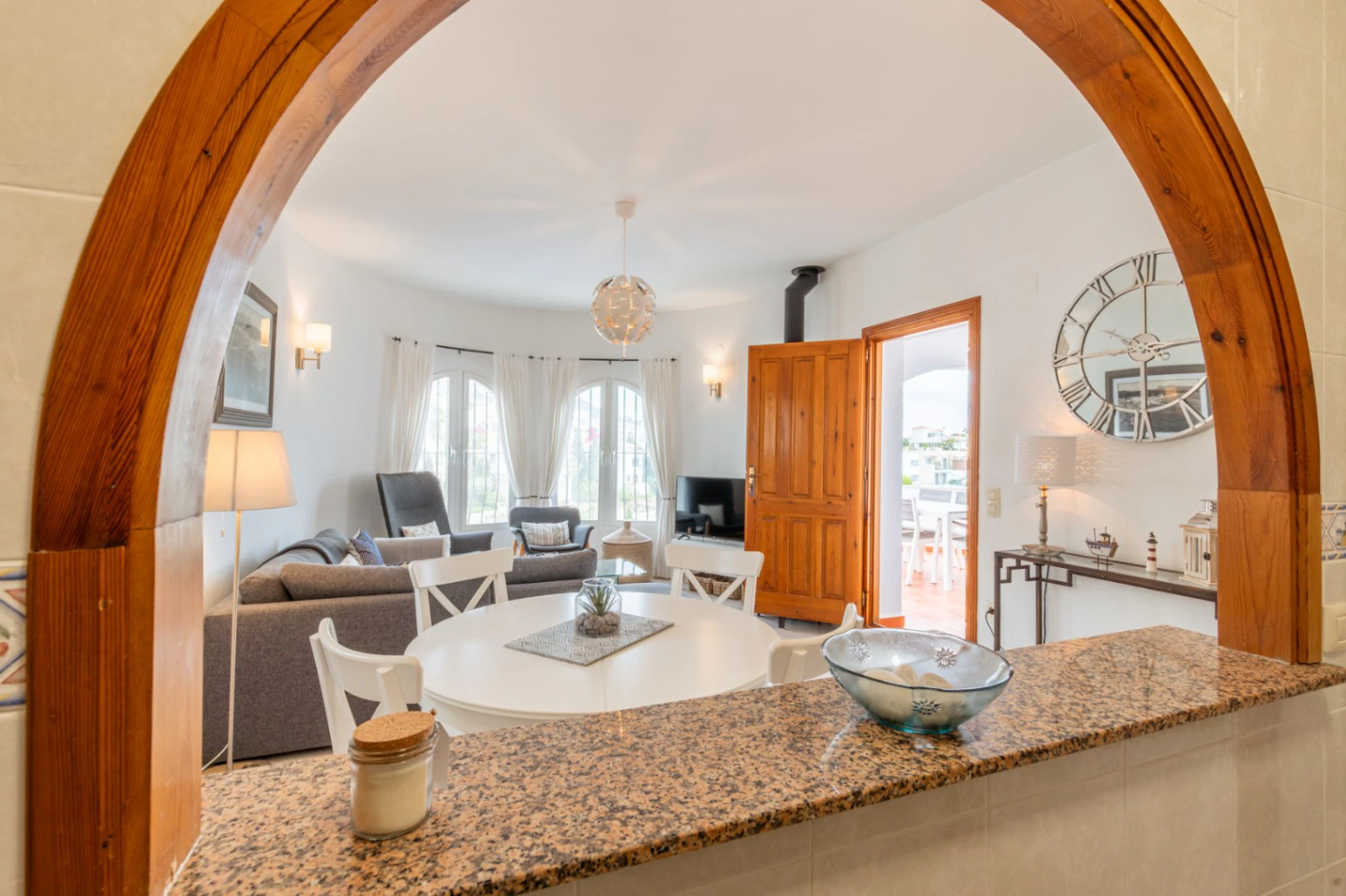 Villa en Cumbre del Sol con apartamento de invitados, piscina privada y terrazas soleadas