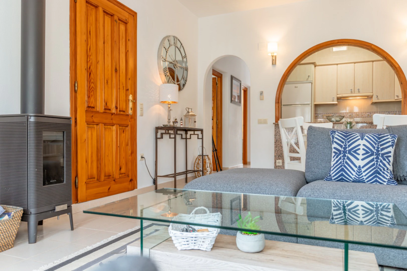 Villa en Cumbre del Sol con apartamento de invitados, piscina privada y terrazas soleadas