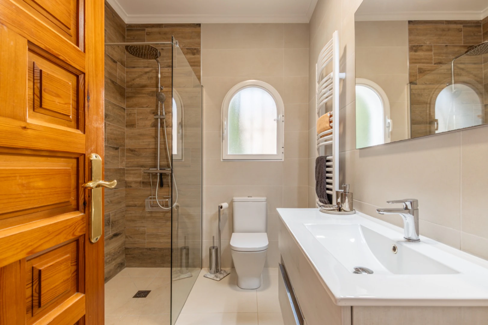 Villa en Cumbre del Sol con apartamento de invitados, piscina privada y terrazas soleadas
