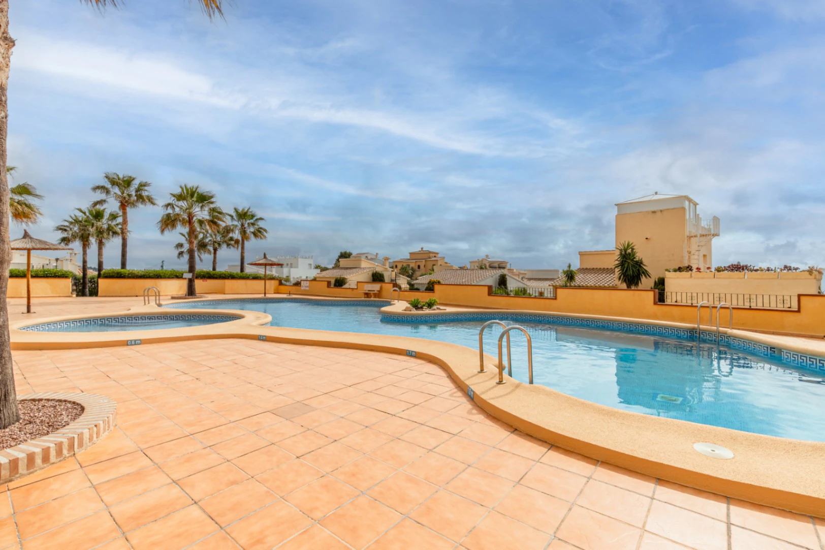 Villa en Cumbre del Sol con apartamento de invitados, piscina privada y terrazas soleadas