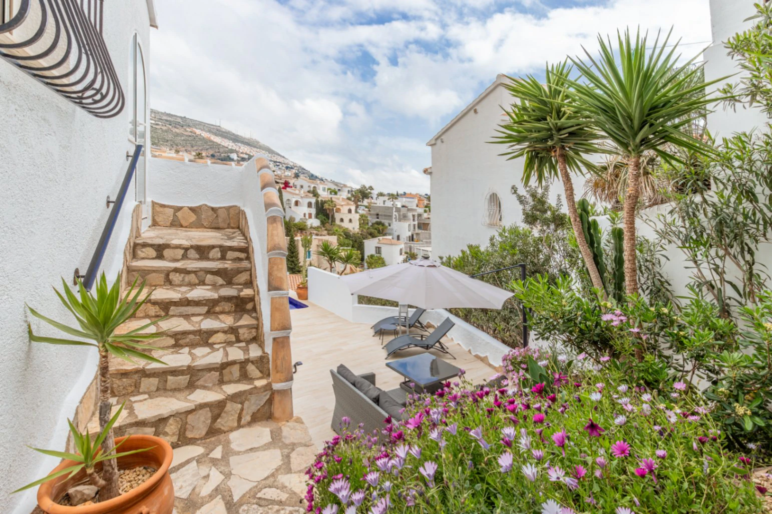 Villa en Cumbre del Sol con apartamento de invitados, piscina privada y terrazas soleadas