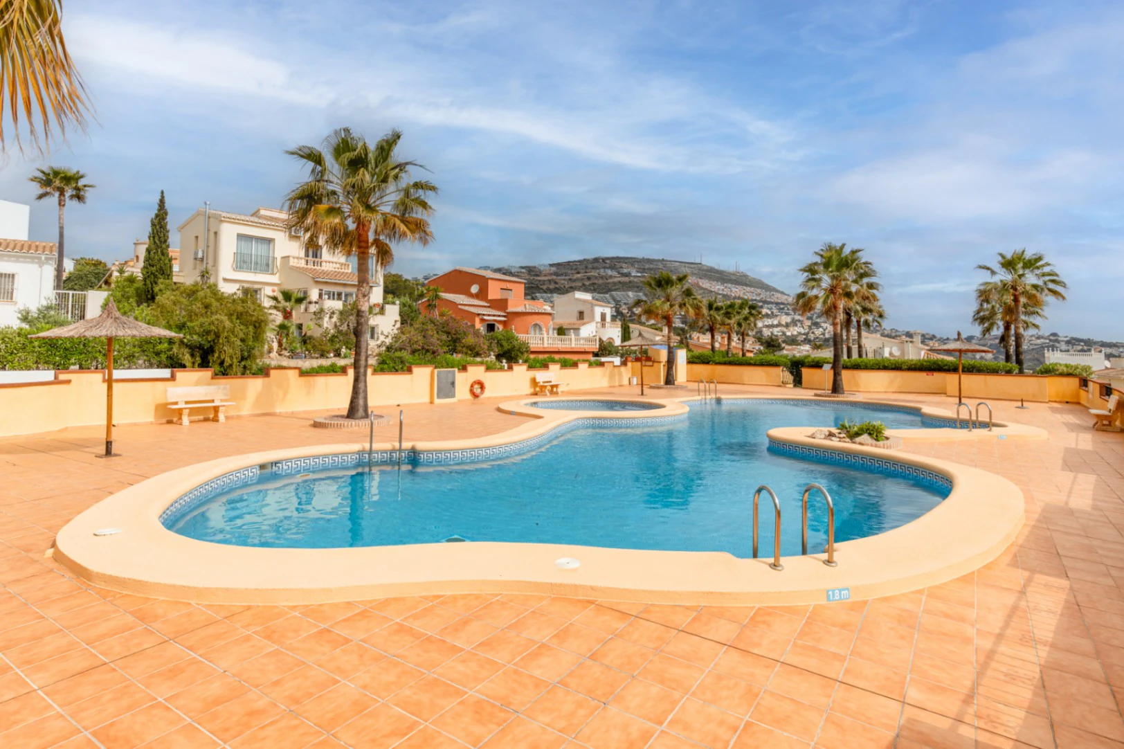 Villa en Cumbre del Sol con apartamento de invitados, piscina privada y terrazas soleadas