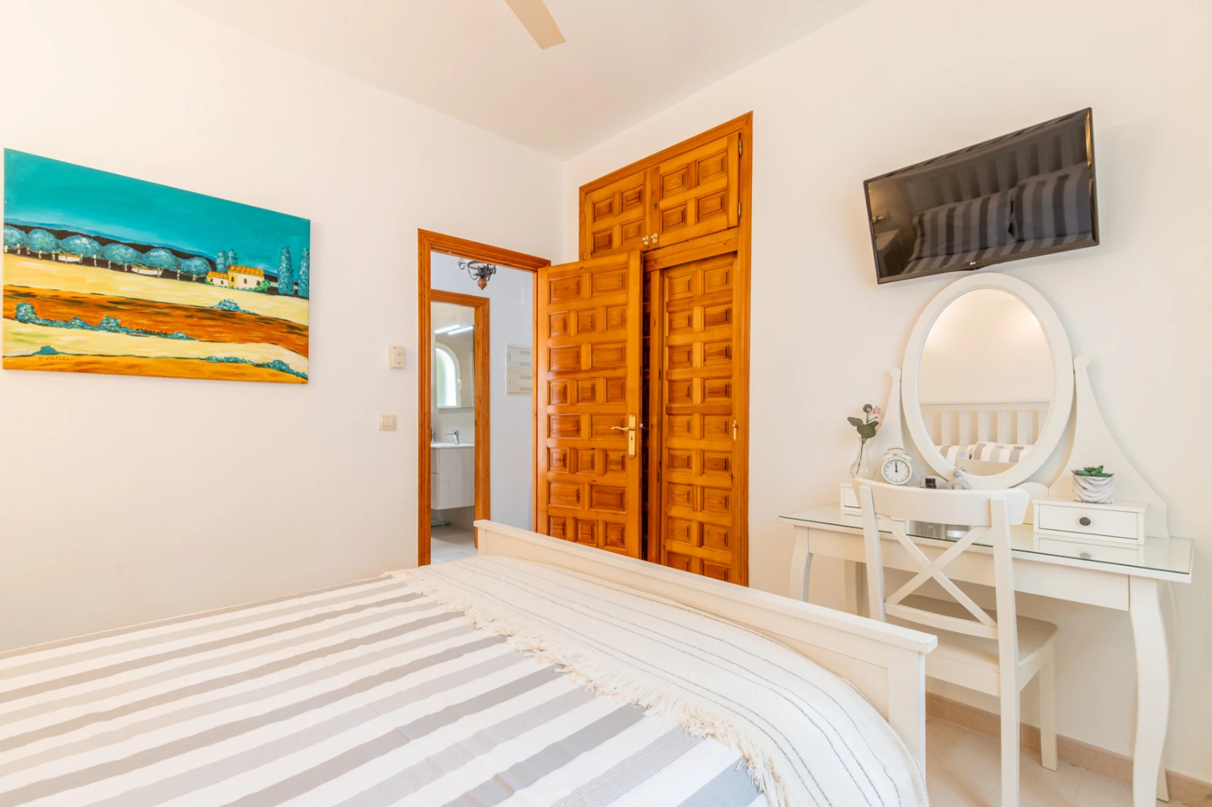 Villa en Cumbre del Sol con apartamento de invitados, piscina privada y terrazas soleadas