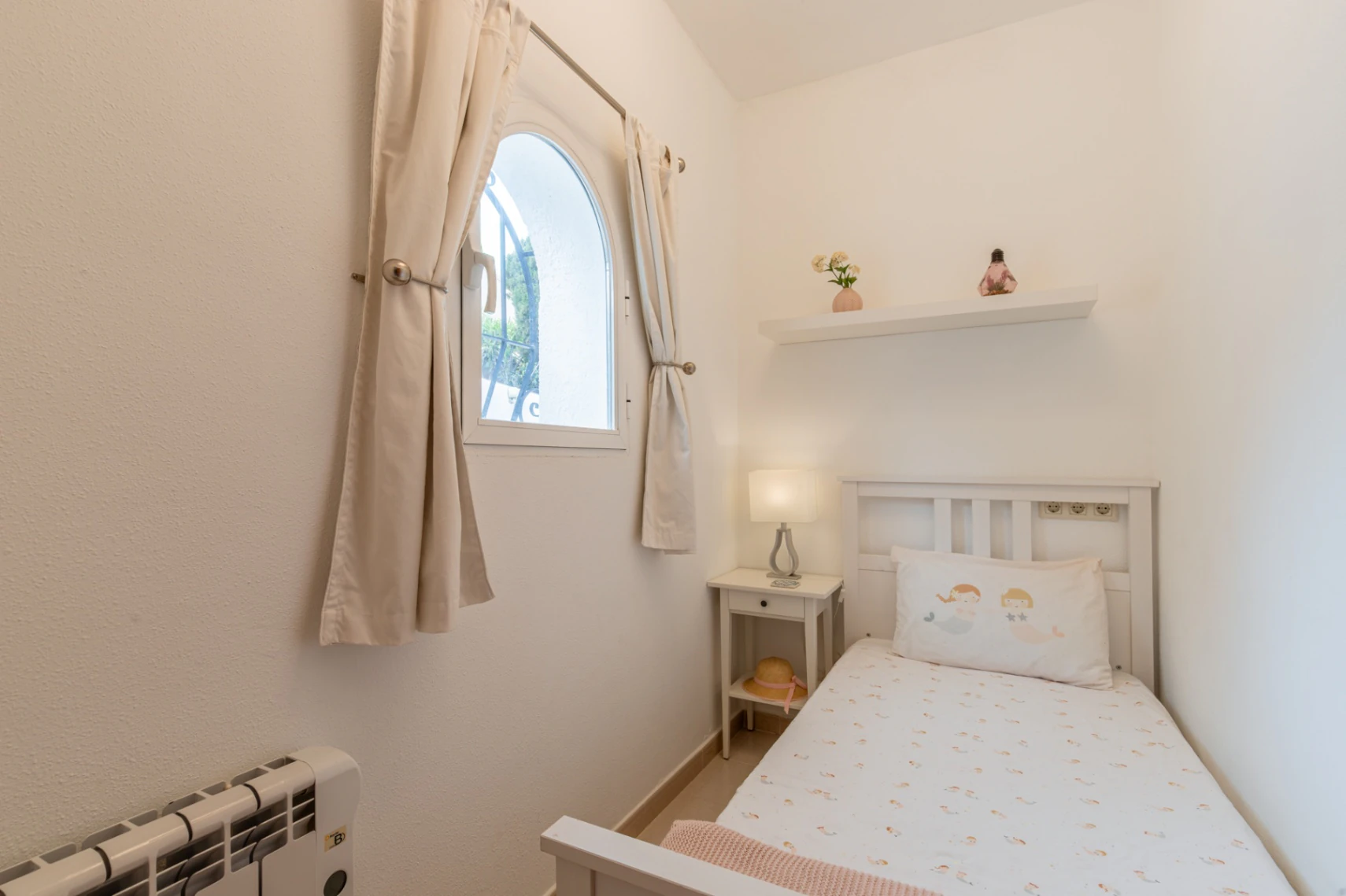 Villa en Cumbre del Sol con apartamento de invitados, piscina privada y terrazas soleadas