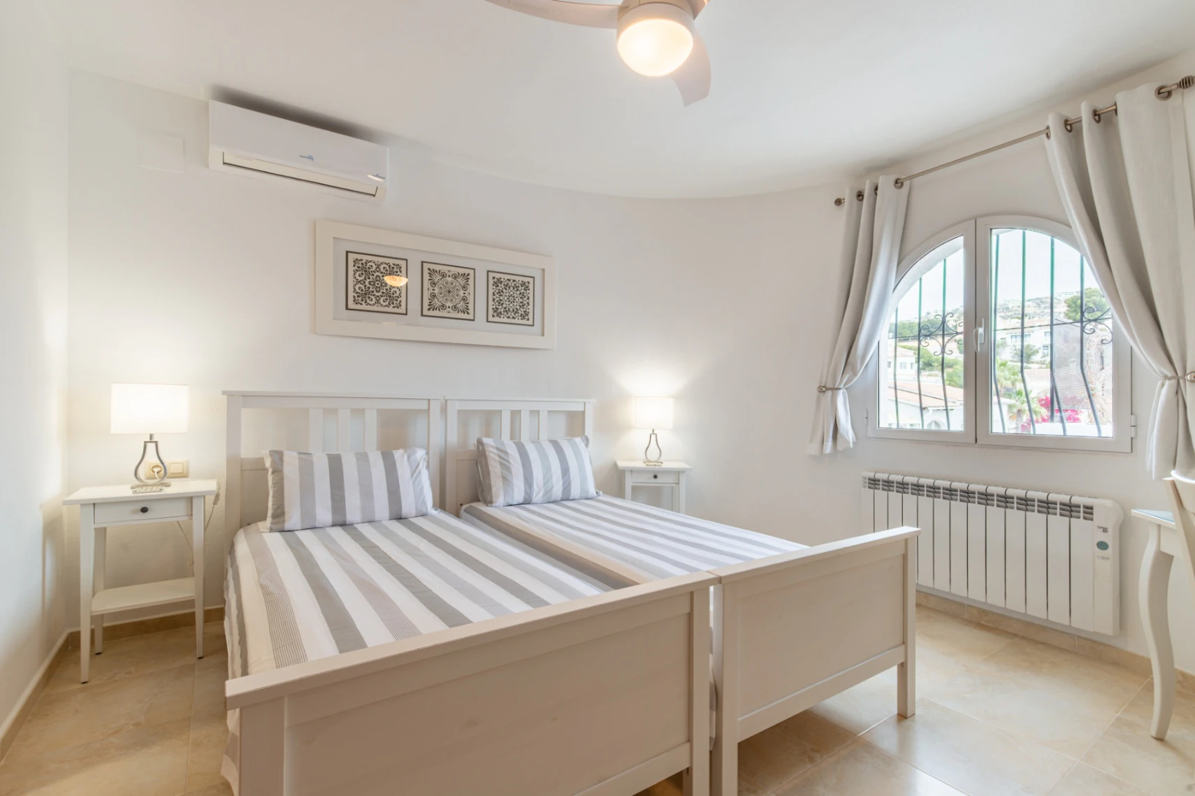 Villa en Cumbre del Sol con apartamento de invitados, piscina privada y terrazas soleadas