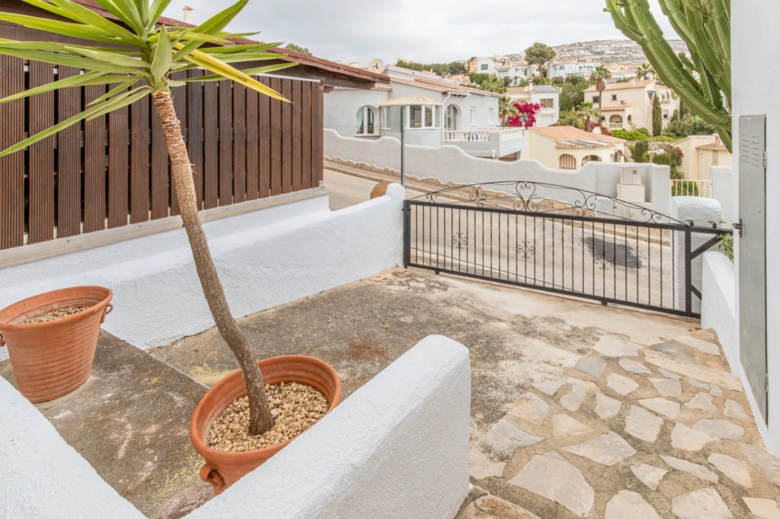 Villa en Cumbre del Sol con apartamento de invitados, piscina privada y terrazas soleadas