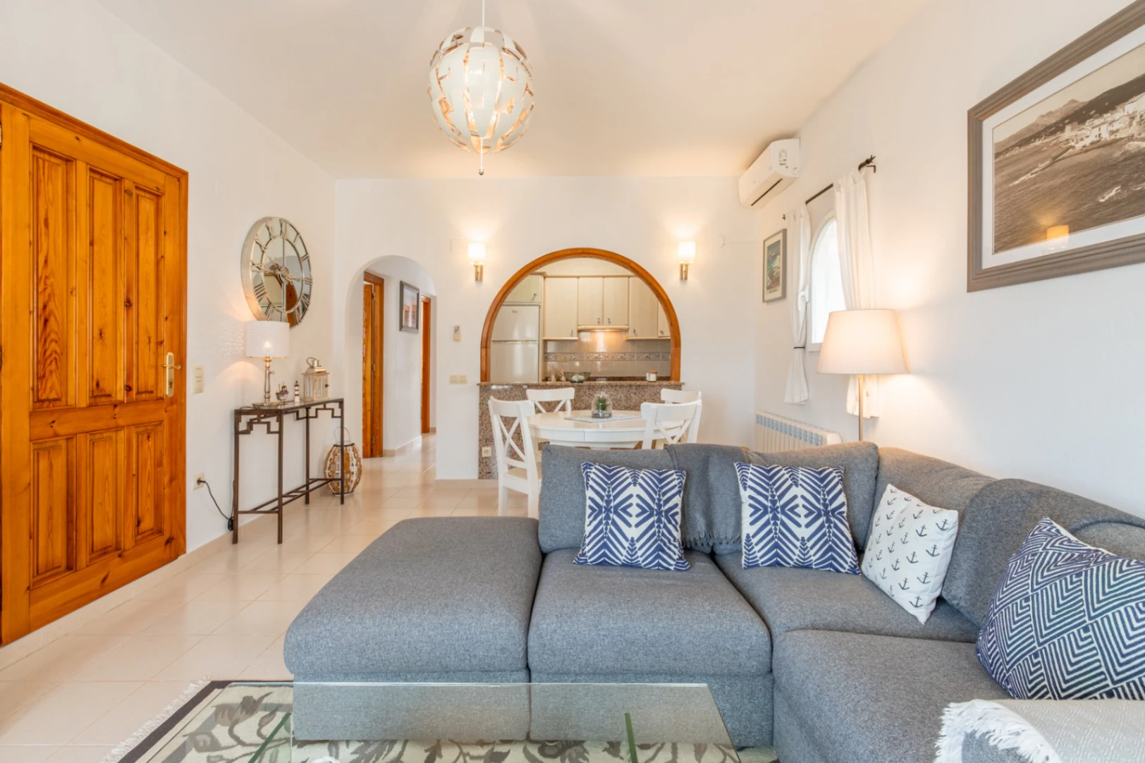 Villa en Cumbre del Sol con apartamento de invitados, piscina privada y terrazas soleadas