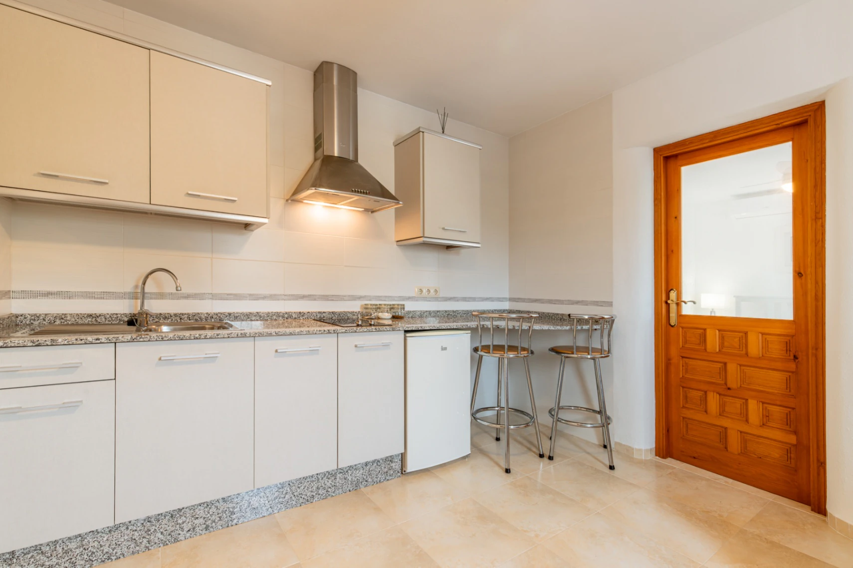 Villa en Cumbre del Sol con apartamento de invitados, piscina privada y terrazas soleadas