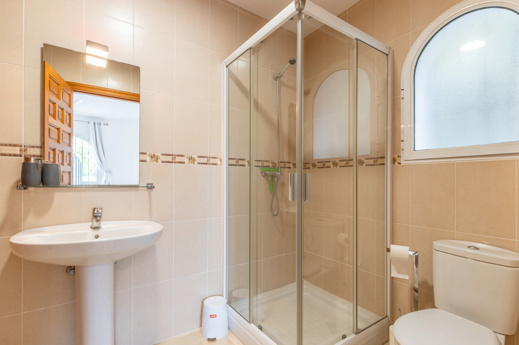 Villa en Cumbre del Sol con apartamento de invitados, piscina privada y terrazas soleadas