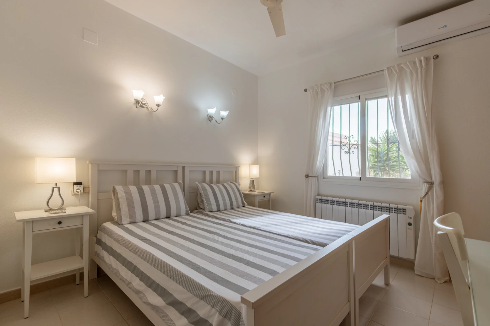 Villa en Cumbre del Sol con apartamento de invitados, piscina privada y terrazas soleadas