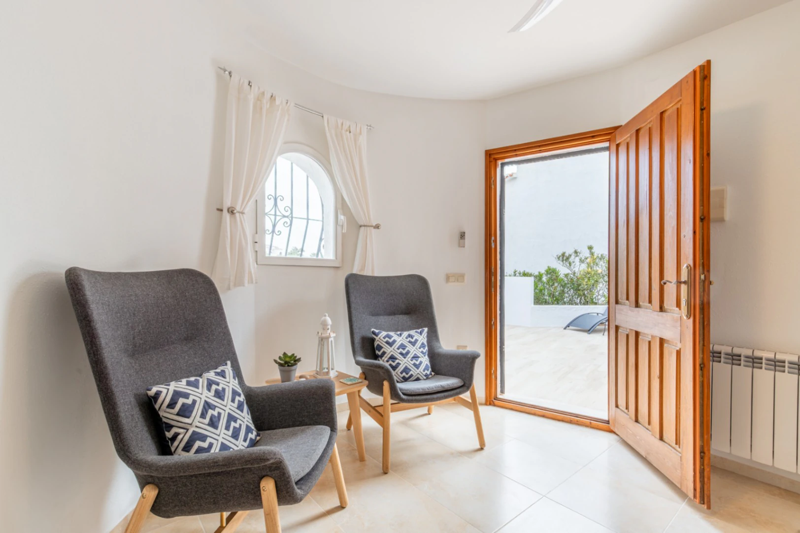 Villa en Cumbre del Sol con apartamento de invitados, piscina privada y terrazas soleadas