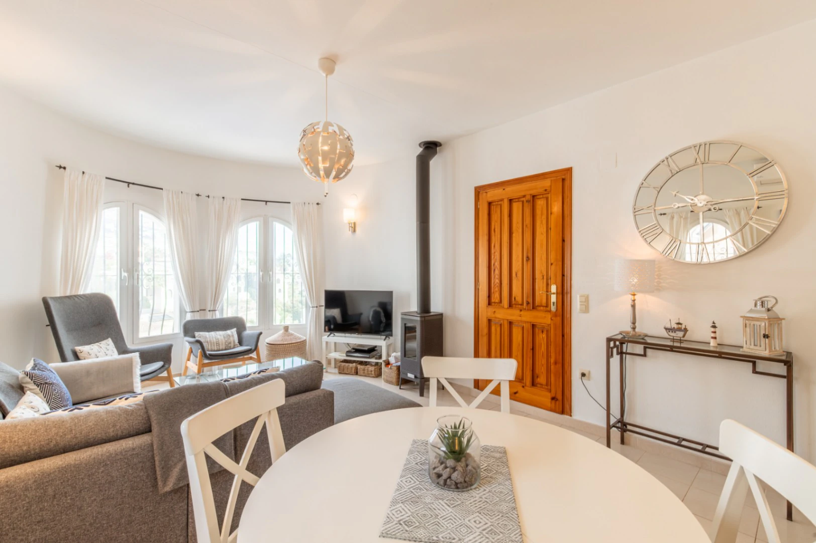 Villa en Cumbre del Sol con apartamento de invitados, piscina privada y terrazas soleadas