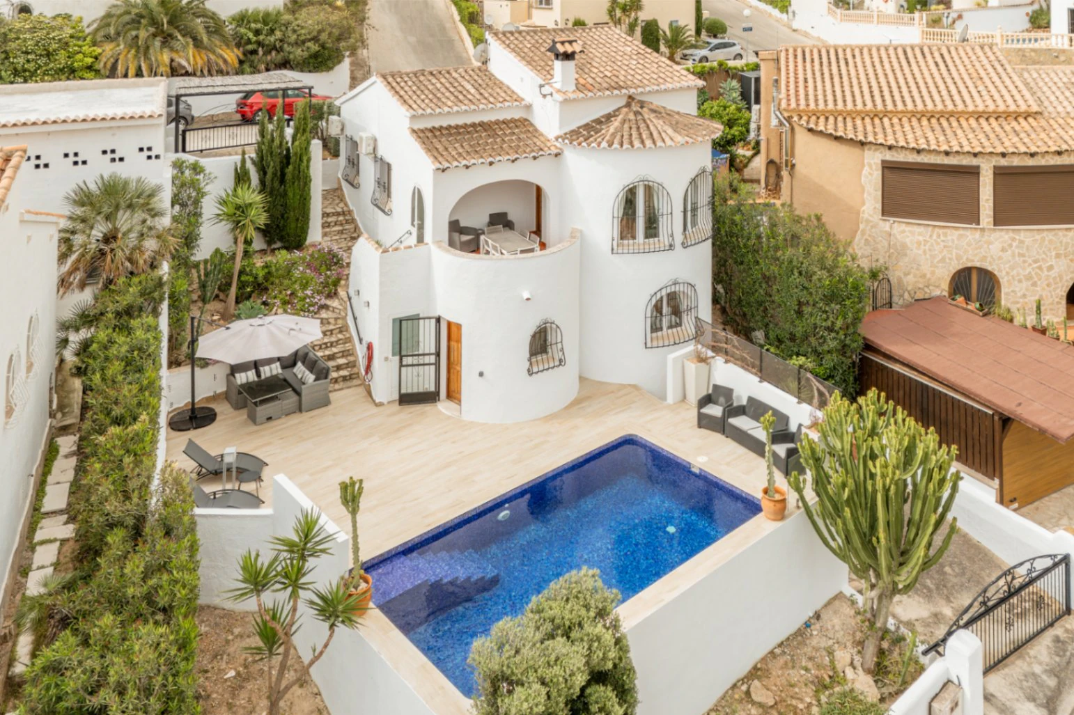 Villa en Cumbre del Sol con apartamento de invitados, piscina privada y terrazas soleadas