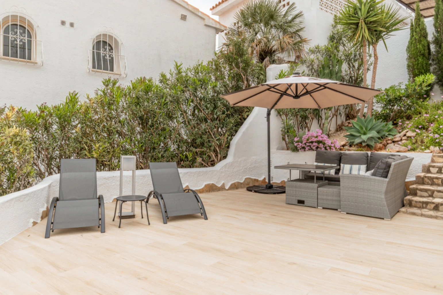 Villa en Cumbre del Sol con apartamento de invitados, piscina privada y terrazas soleadas