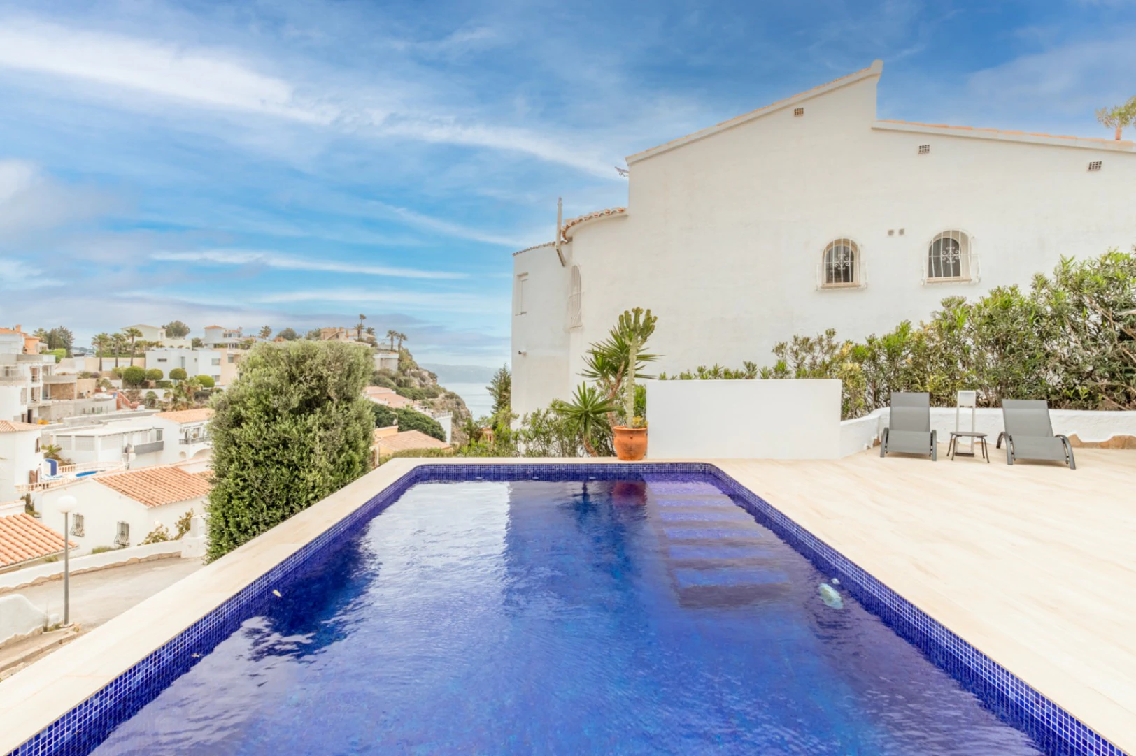 Villa en Cumbre del Sol con apartamento de invitados, piscina privada y terrazas soleadas