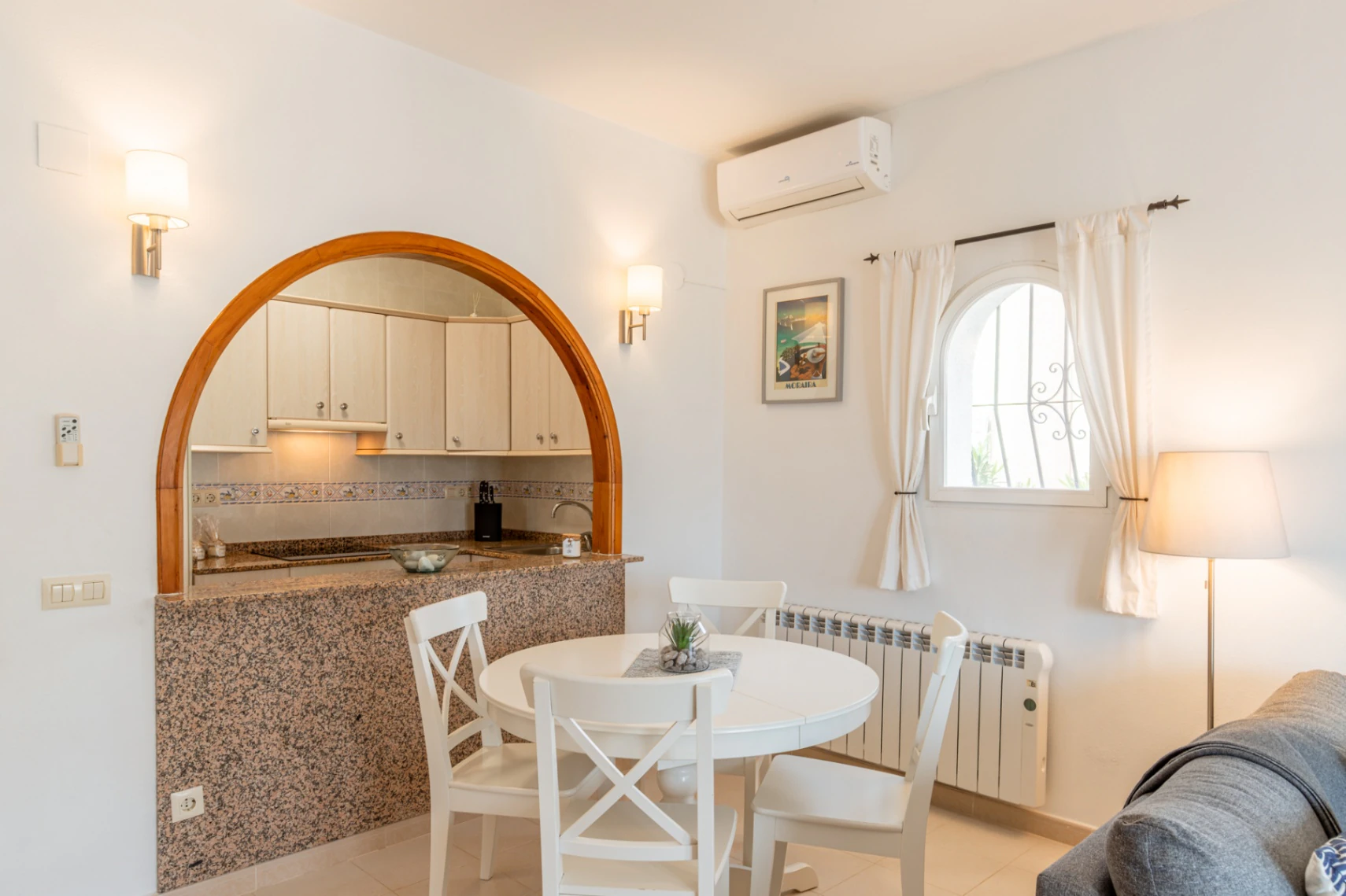 Villa en Cumbre del Sol con apartamento de invitados, piscina privada y terrazas soleadas