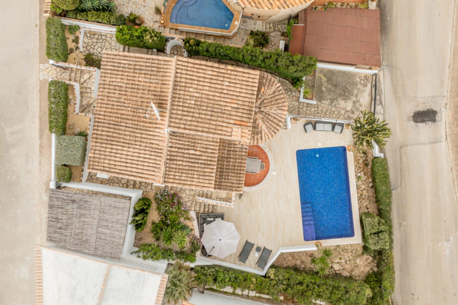 Villa en Cumbre del Sol con apartamento de invitados, piscina privada y terrazas soleadas