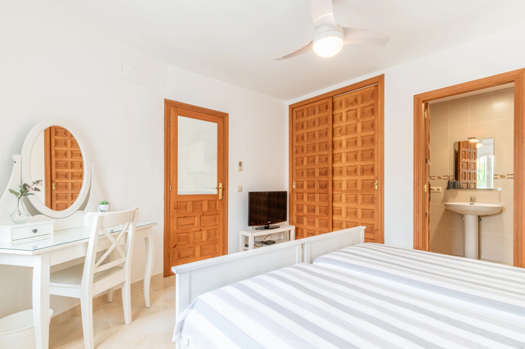 Villa en Cumbre del Sol con apartamento de invitados, piscina privada y terrazas soleadas