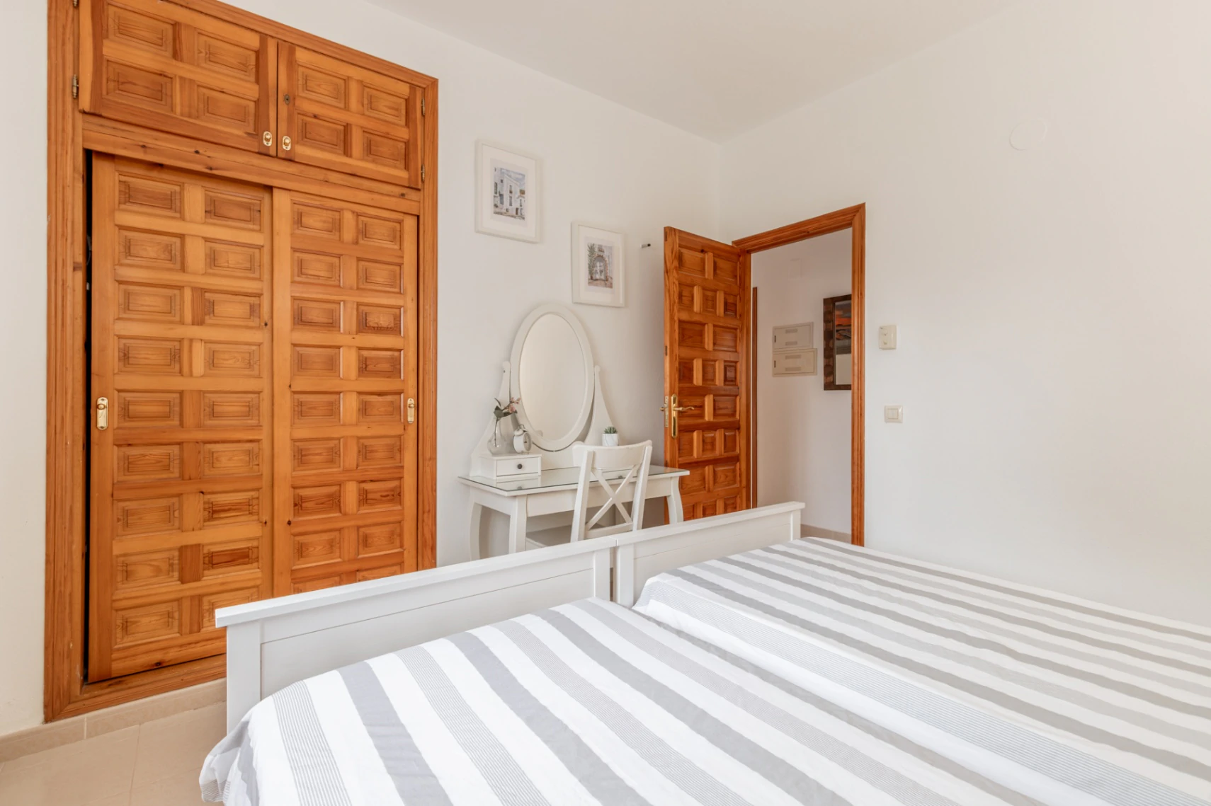 Villa en Cumbre del Sol con apartamento de invitados, piscina privada y terrazas soleadas