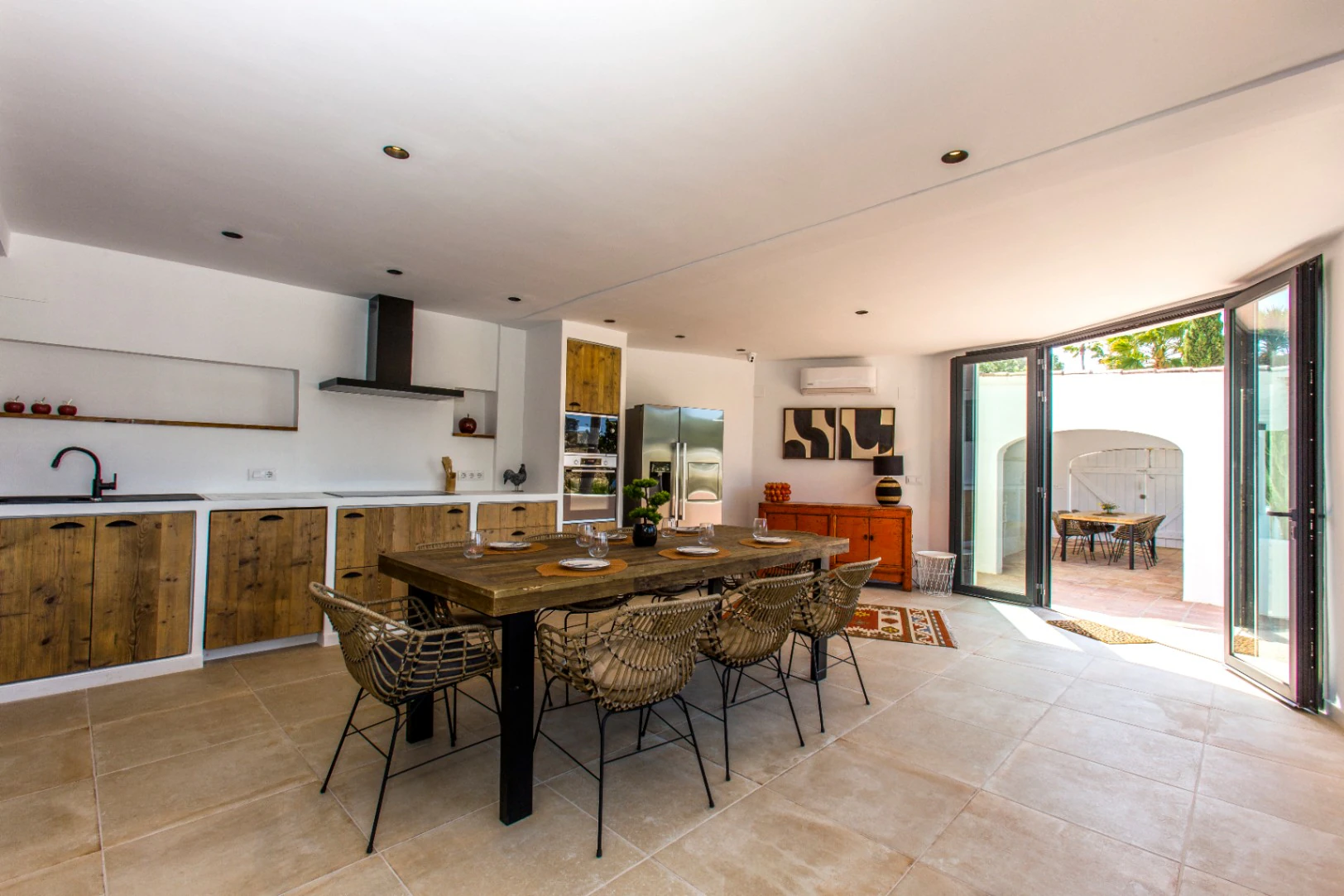 Villa renovada con vistas al mar en venta en Benissa