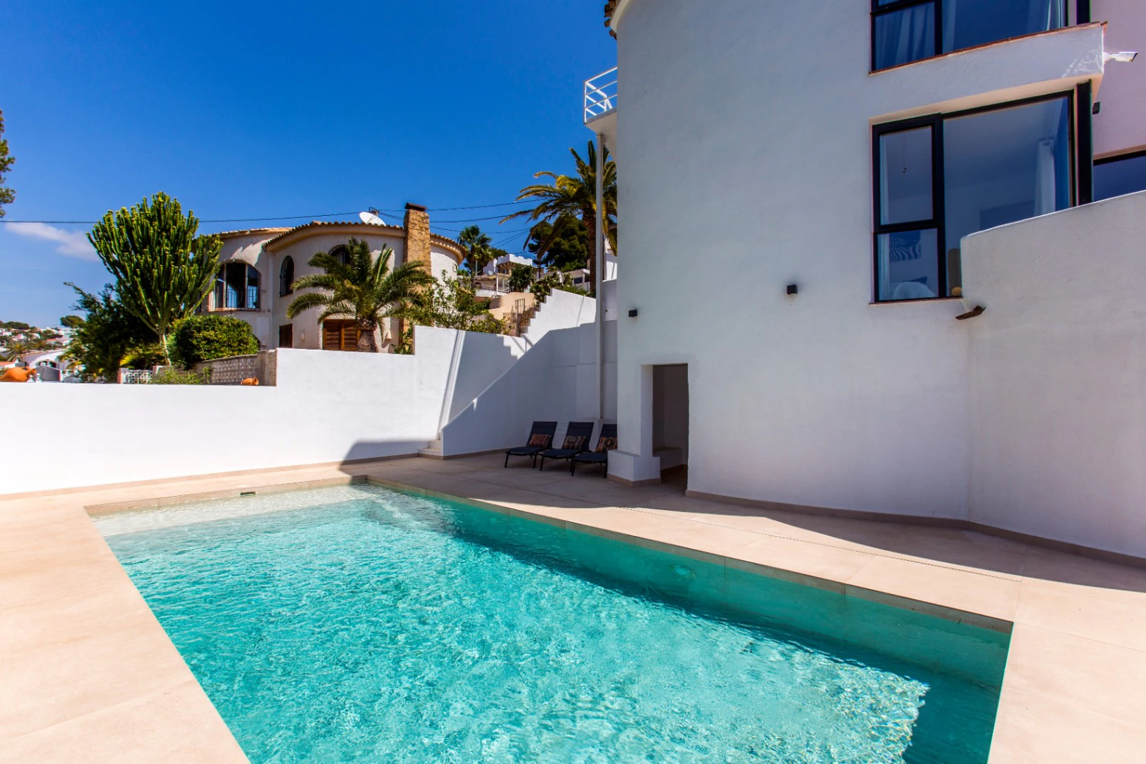Villa renovada con vistas al mar en venta en Benissa