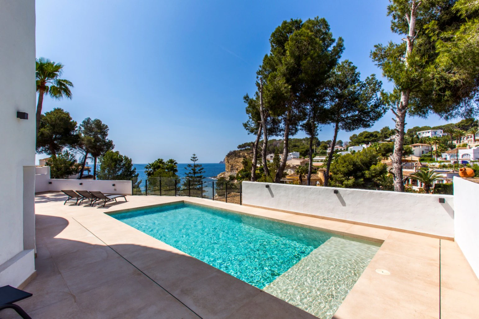 Villa renovada con vistas al mar en venta en Benissa