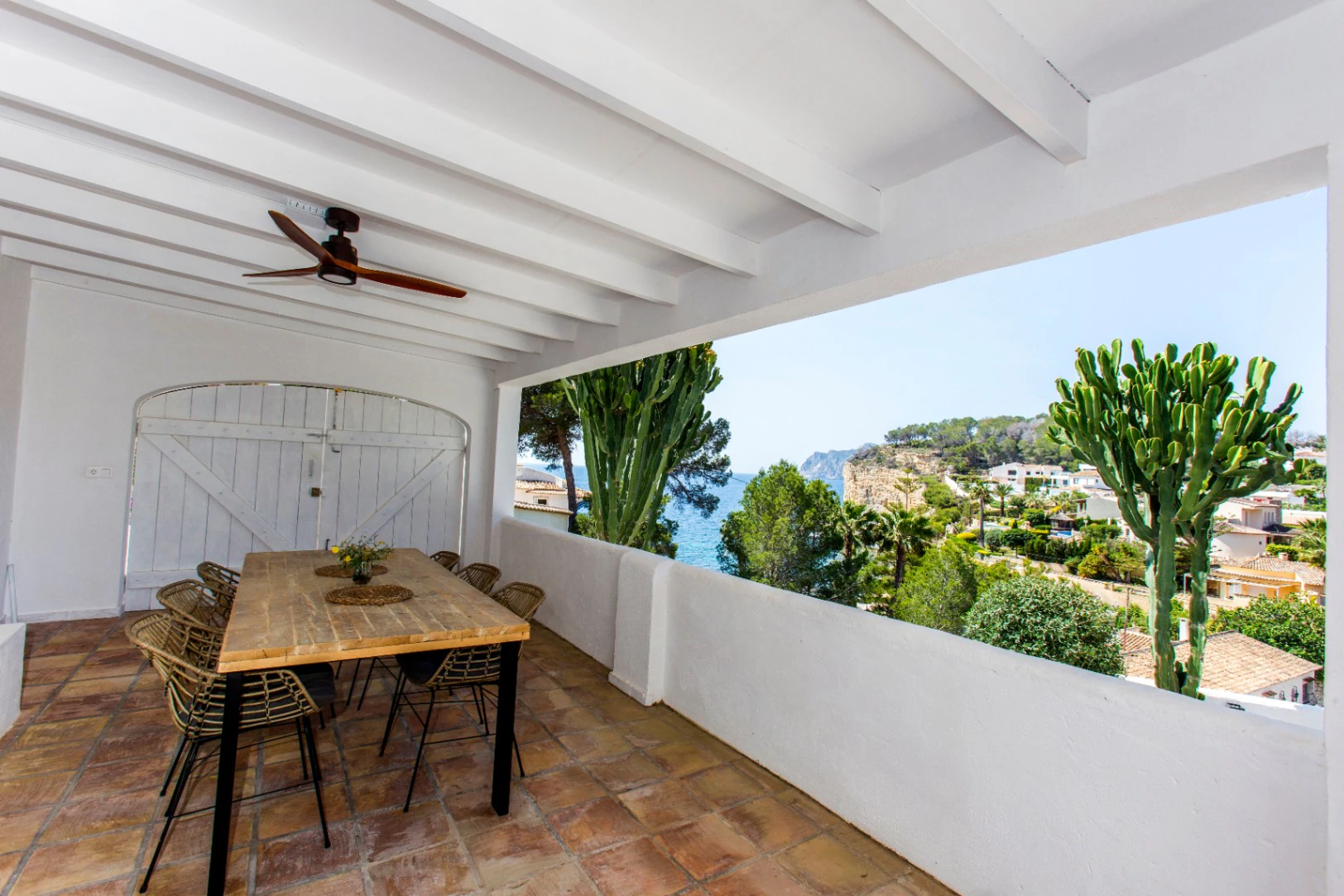 Villa renovada con vistas al mar en venta en Benissa