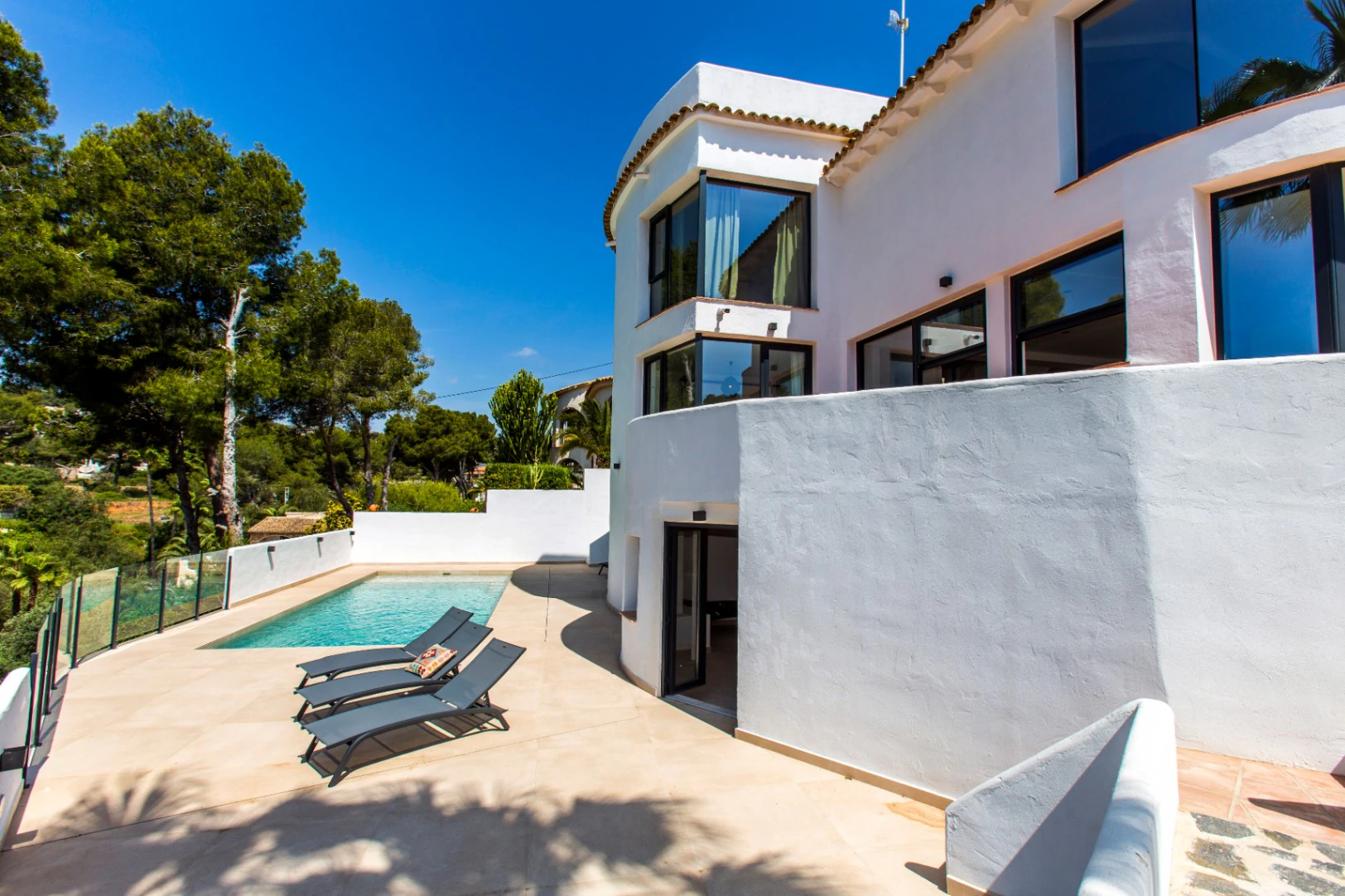 Villa renovada con vistas al mar en venta en Benissa
