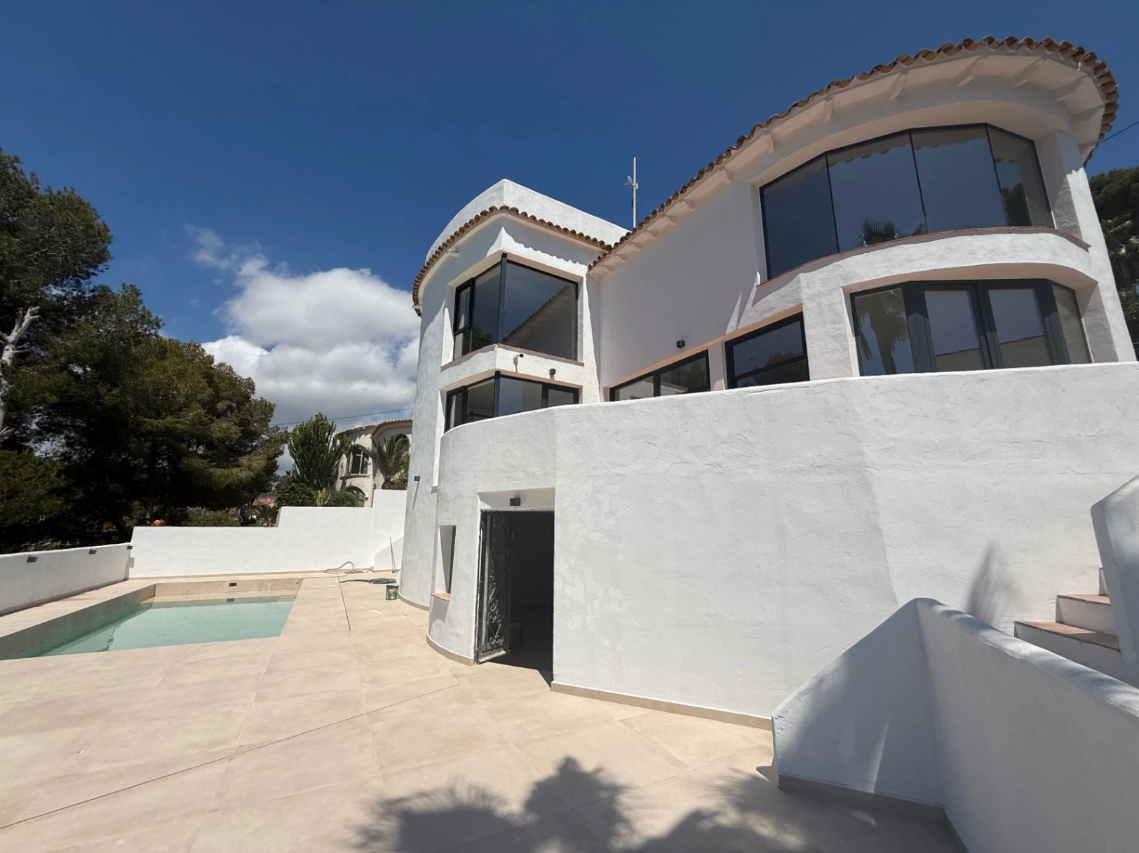 Villa renovada con vistas al mar en venta en Benissa