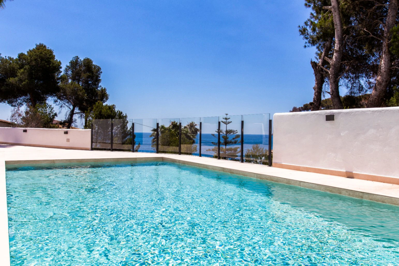 Villa renovada con vistas al mar en venta en Benissa