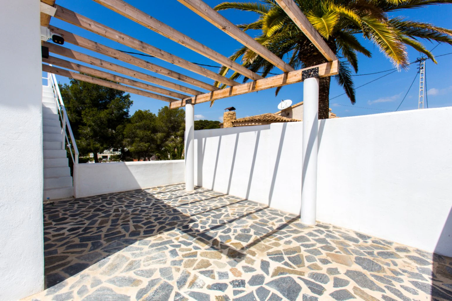 Villa renovada con vistas al mar en venta en Benissa