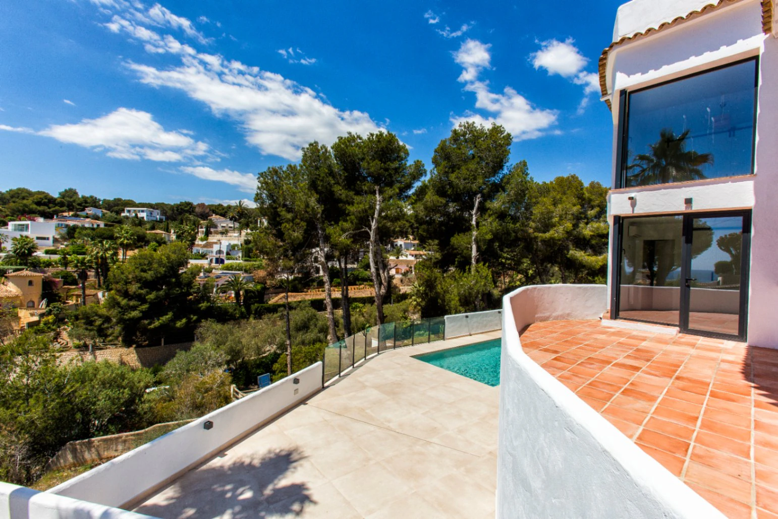Villa renovada con vistas al mar en venta en Benissa