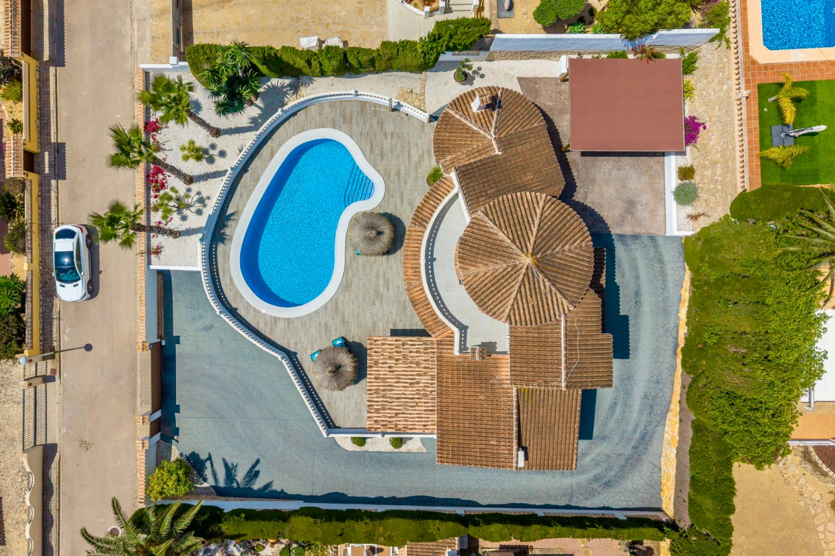 Exklusive, trendige und vollständig renovierte Villa mit Panoramameerblick zum Verkauf in Moraira – Toplage in der Nähe von Zentrum und Strand.