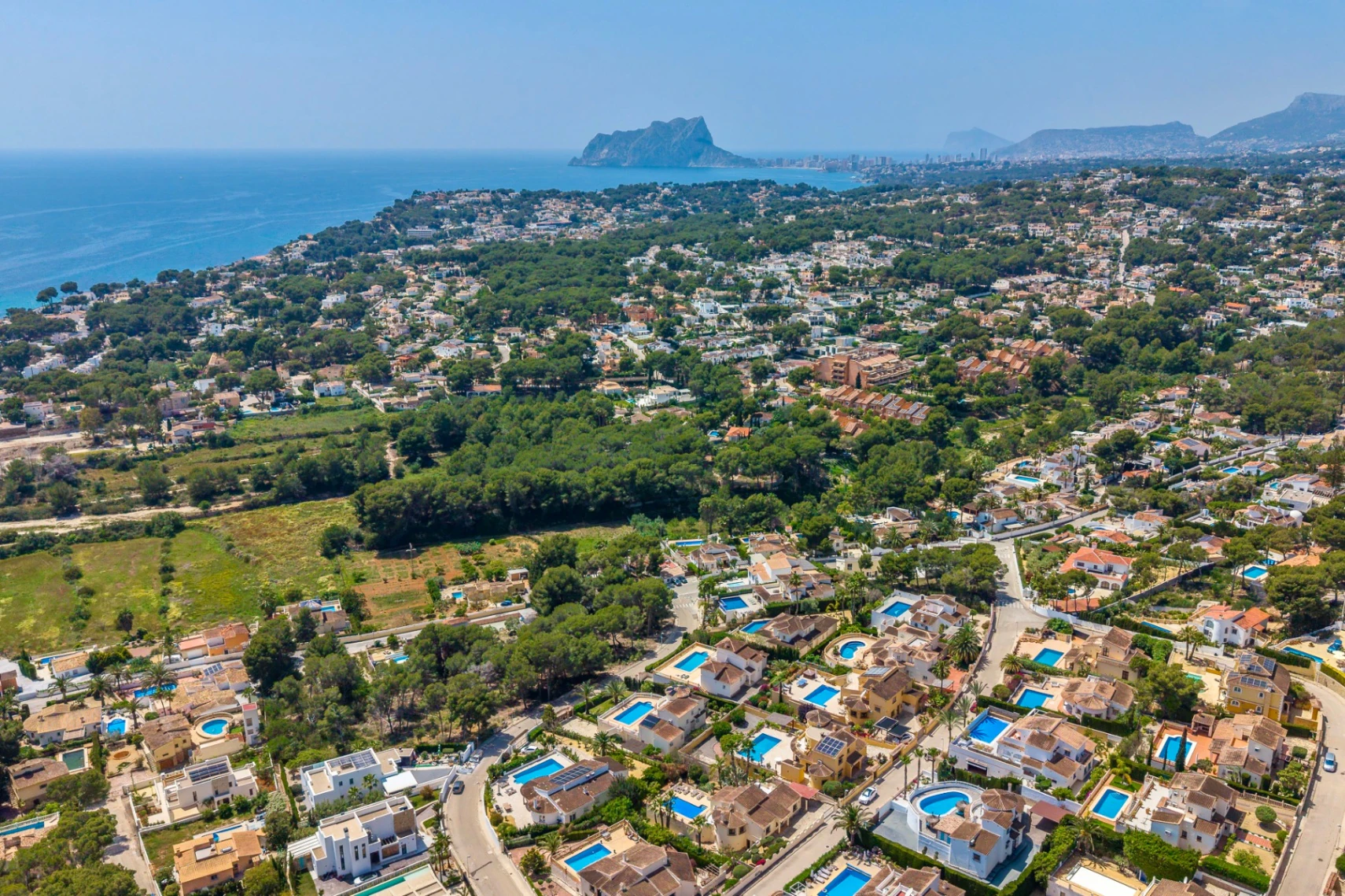 Exklusive, trendige und vollständig renovierte Villa mit Panoramameerblick zum Verkauf in Moraira – Toplage in der Nähe von Zentrum und Strand.