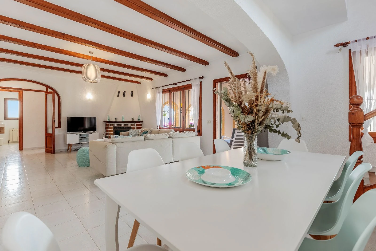 Geräumige Villa mit 7 Schlafzimmern, nur einen Schritt vom Zentrum von Moraira entfernt.